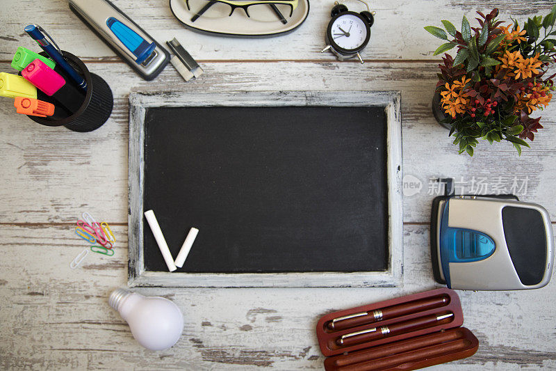 标题博客和商业(学校)配件(钢笔，铅笔)在木桌上。前视图。