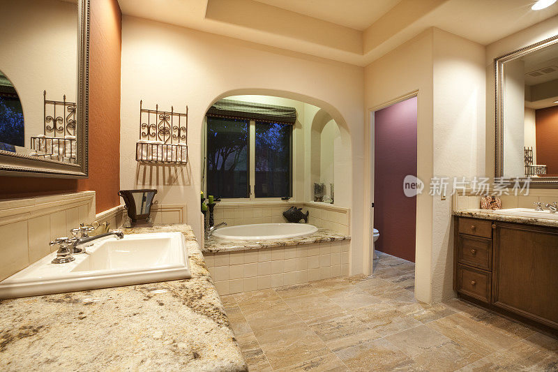 设计师浴室与花岗岩台面