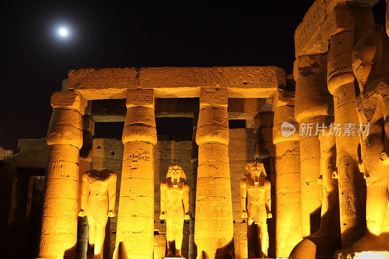 晚上的埃及神庙