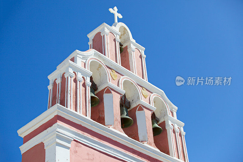 提拉希腊东正教教堂的钟楼。圣托里尼岛。