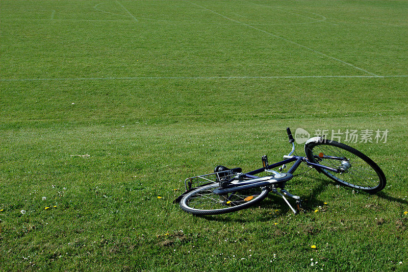 草地上被遗弃的自行车
