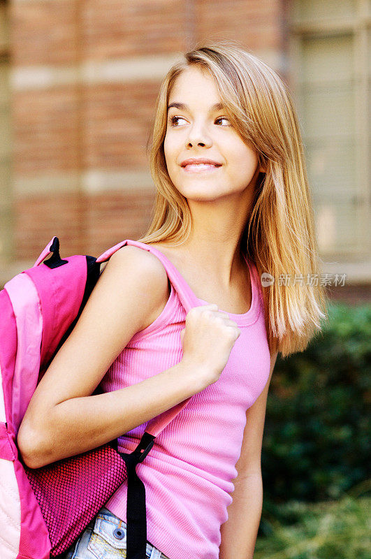 背着书包的少女在校园里微笑