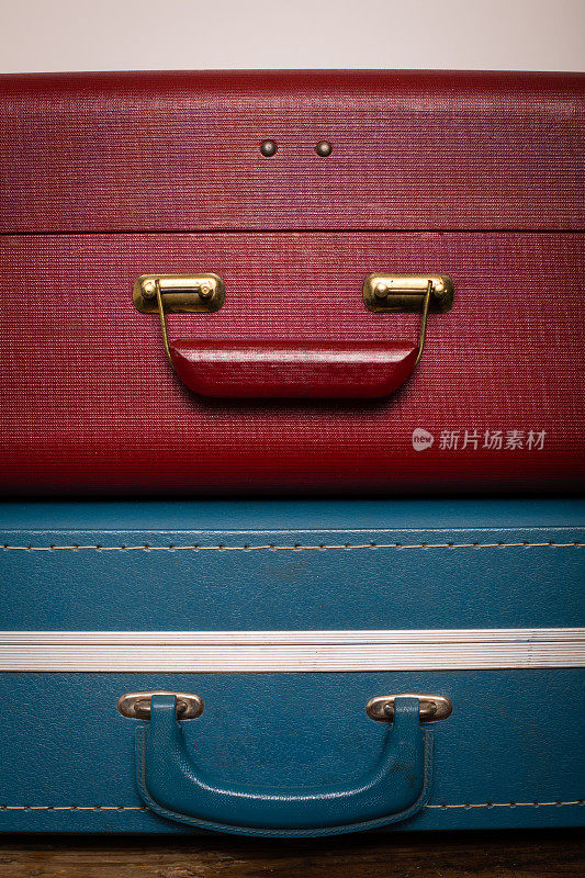 特写的两个复古行李箱堆放在木箱上