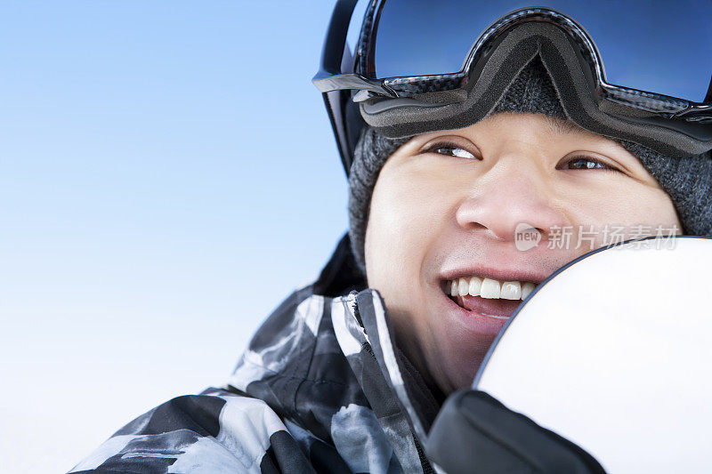 快乐的男性滑雪板对蓝色的天空