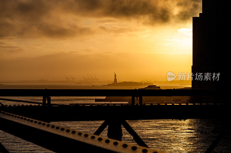 黄昏时分，布鲁克林大桥上自由女神像的剪影