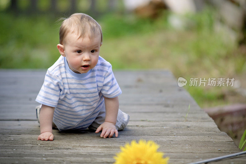 小男孩在外面爬