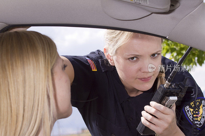 斯特恩女警官用对讲机