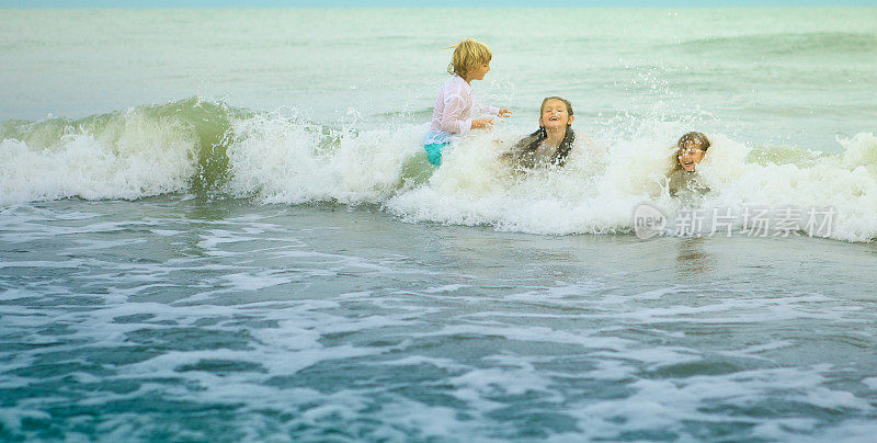 孩子们在海浪中玩耍