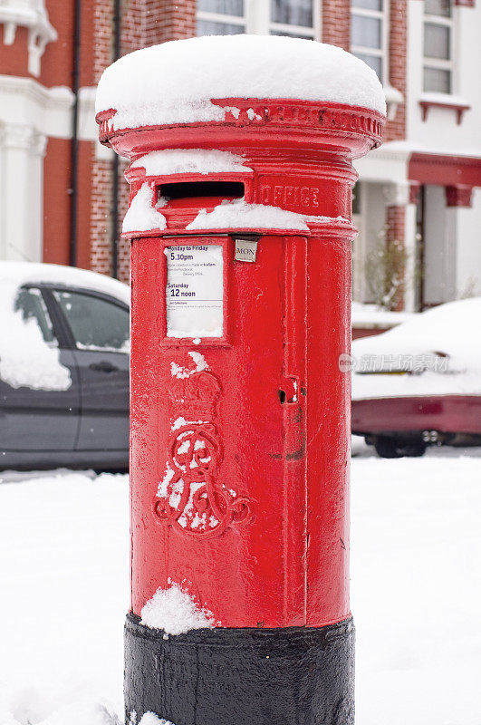 雪中的英国邮政信箱