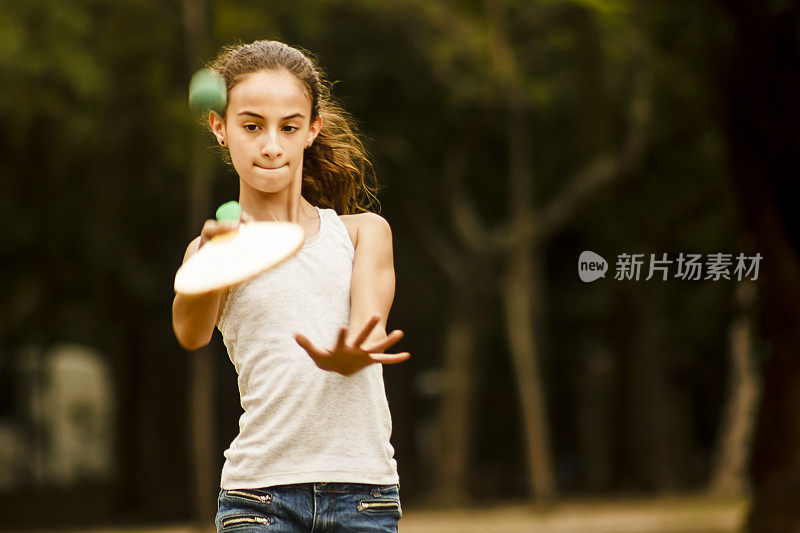 美丽的女孩在里约热内卢的公园里玩Matkot