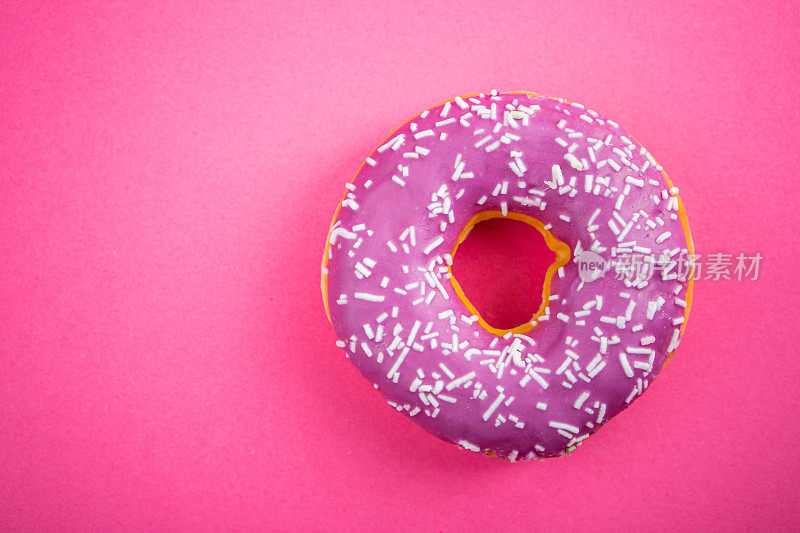 粉色背景上的紫色甜甜圈