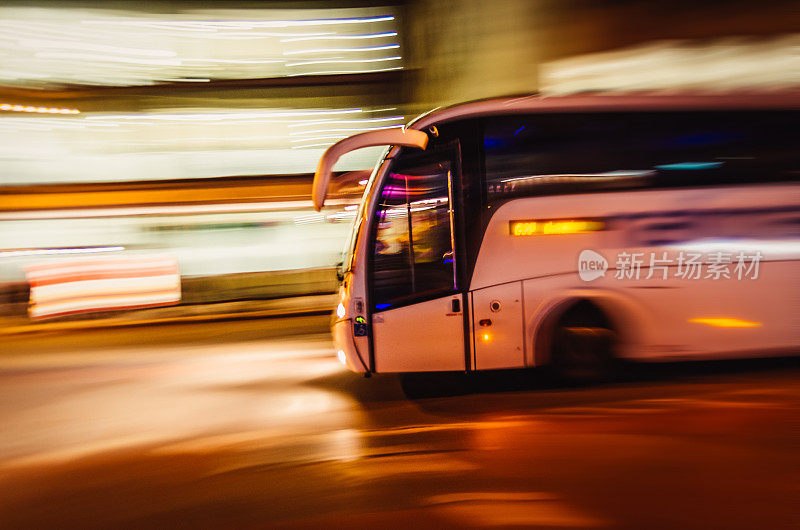 大型旅游巴士在城市中行驶得很快
