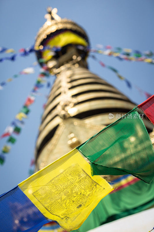 尼泊尔加德满都，哈拉提毗佛教寺庙和经幡旗