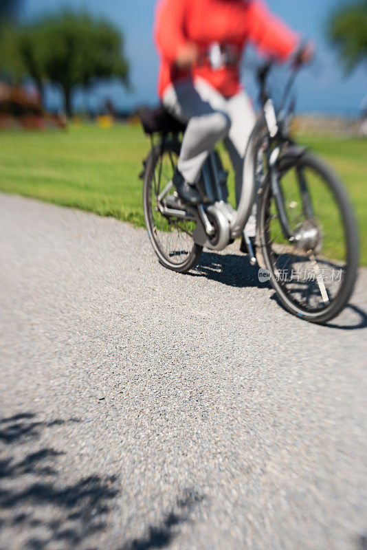 骑着电动自行车在崎岖的小路上行驶