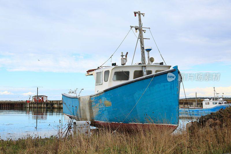新斯科舍省梅特兰港的一艘渔船