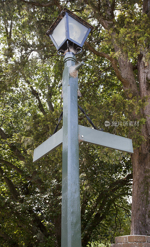 老式的煤气灯和空白的街道标志