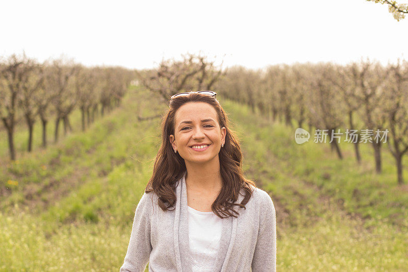 美丽的女人享受着大自然和新鲜的空气