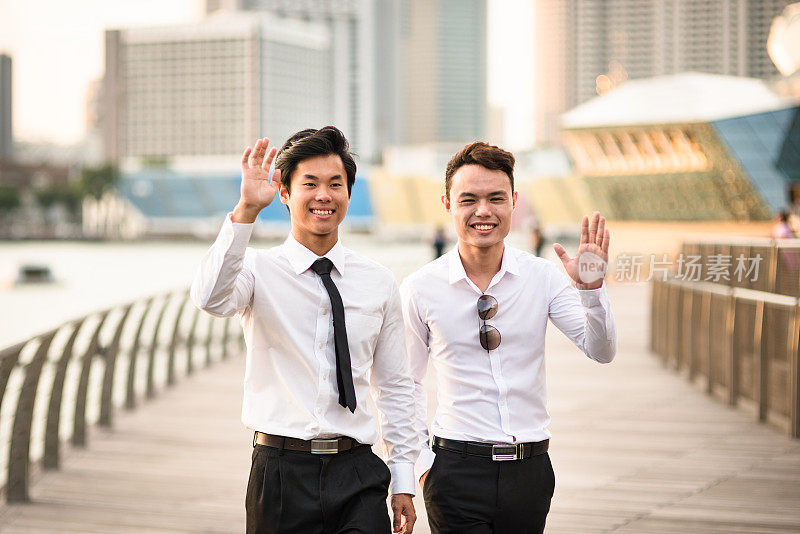 商人在新加坡一起散步
