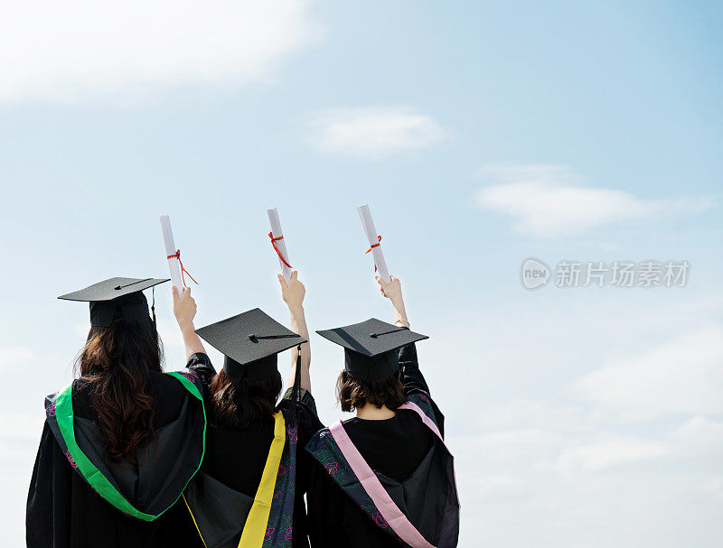 三名研究生持有学位证书