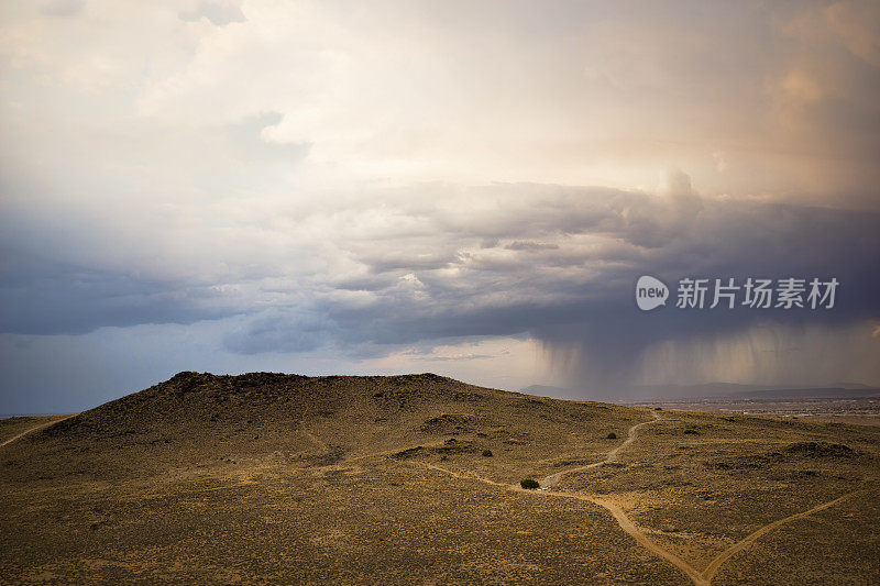 乌云聚集在一座死火山上