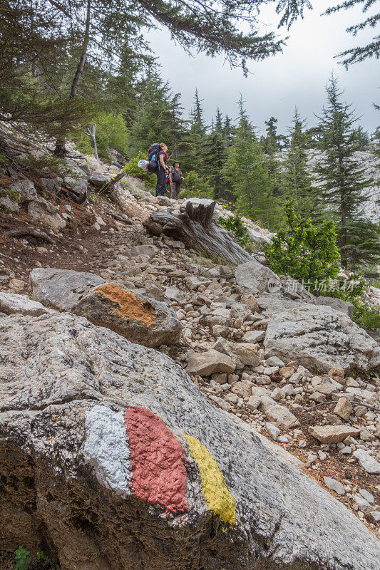 两个徒步旅行者正在攀登Tahtalı山