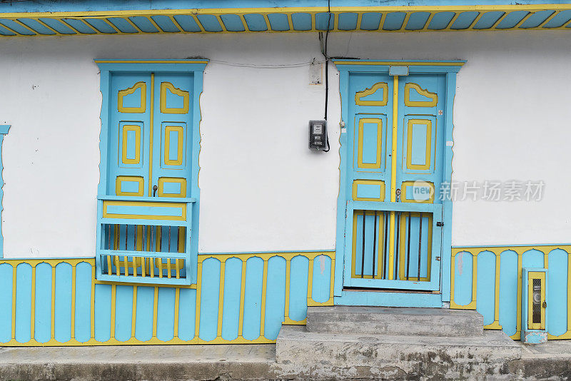 哥伦比亚萨伦托色彩丰富的传统房屋