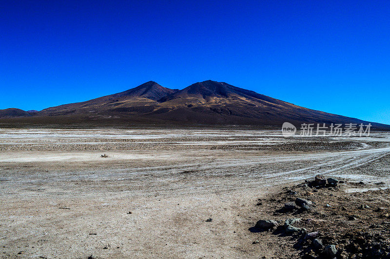 位于玻利维亚乌尤尼盐沼的火山