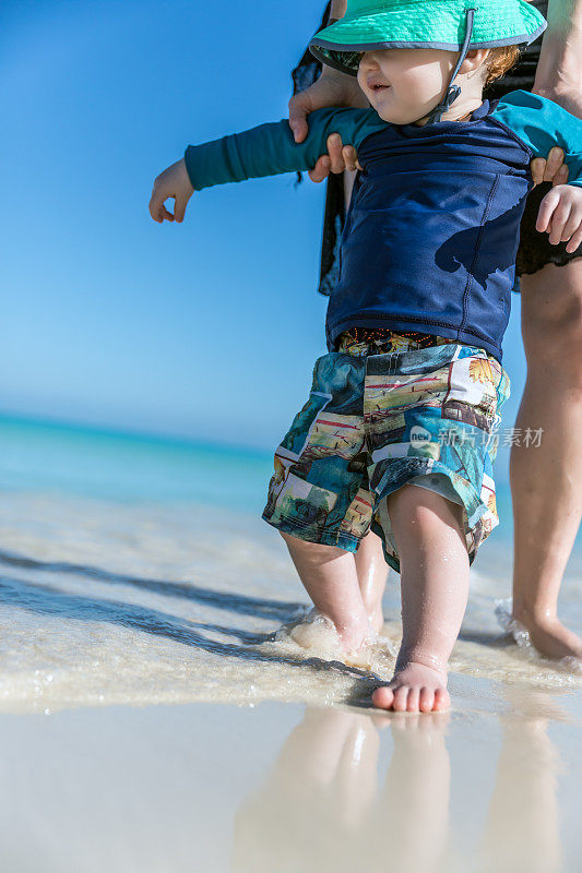 古巴热带海滩上学走路的小男孩