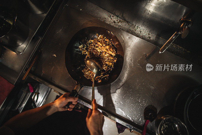 在餐馆里准备食物