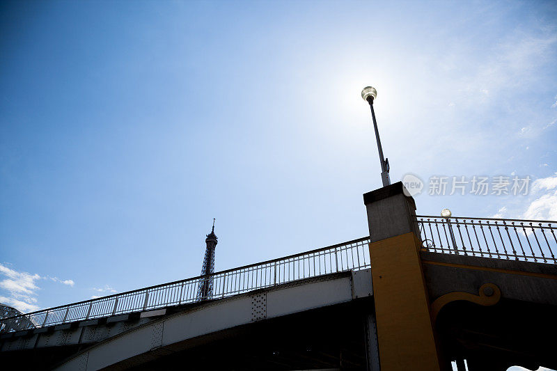 阳光明媚的法国巴黎，塞纳河上的一座桥，以埃菲尔铁塔为背景