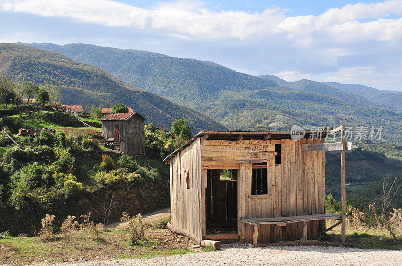 公共汽车停在那个山村