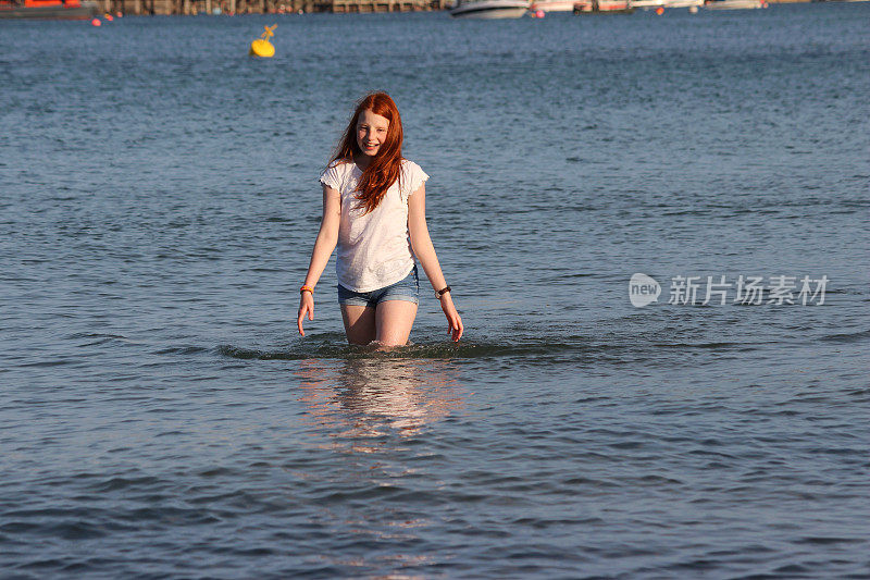 女孩在海浪中划桨，腿，水，涉水，海边沙滩