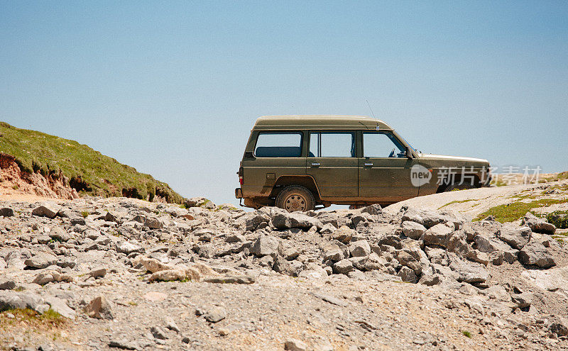 山上的老式4x4越野车