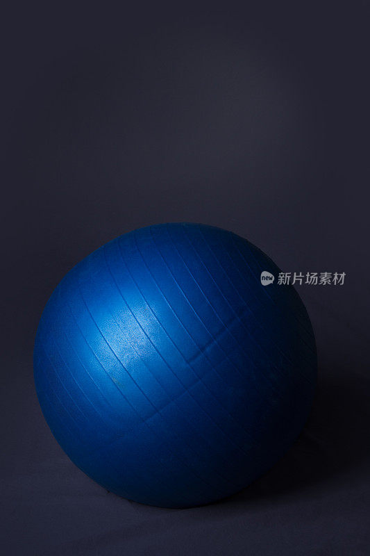 深灰色的蓝色健身球。