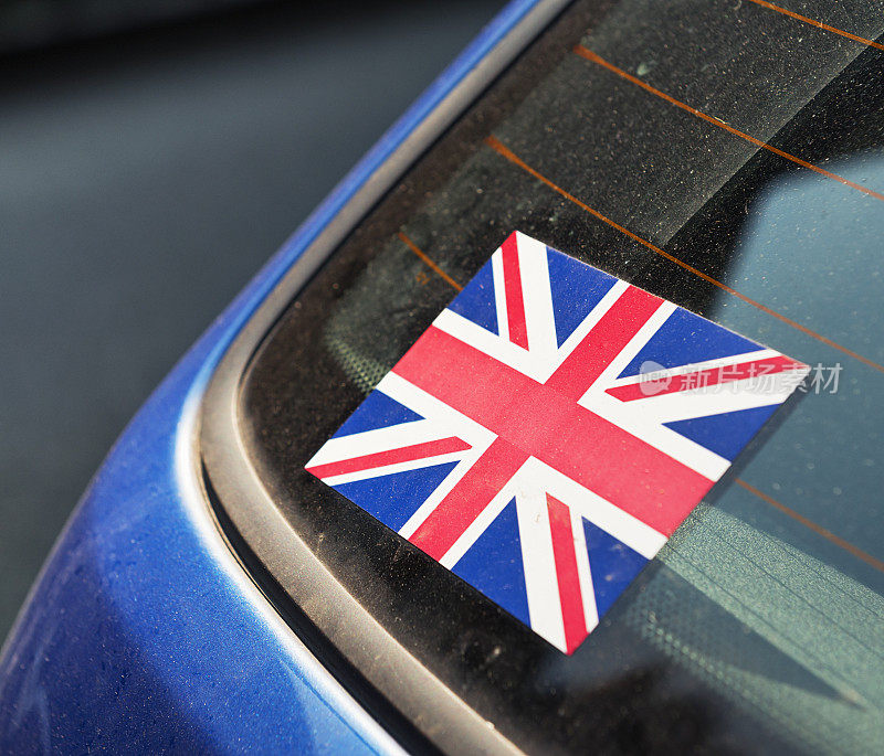 英国国旗贴纸在汽车后挡风玻璃上