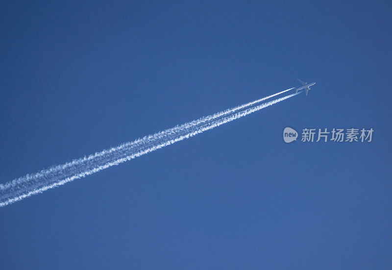 喷气式飞机在空中飞行