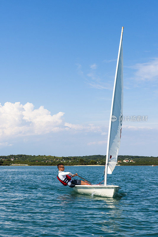一名年轻人驾驶奥林匹克级激光帆船
