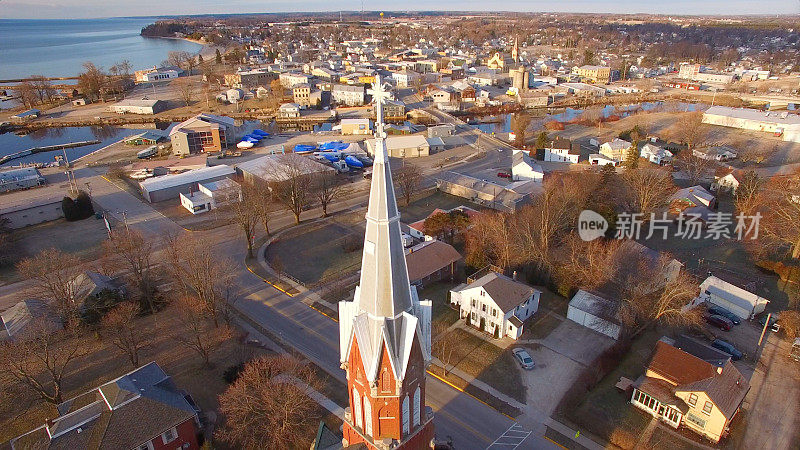 美国一个小镇上基督教教堂的尖塔。