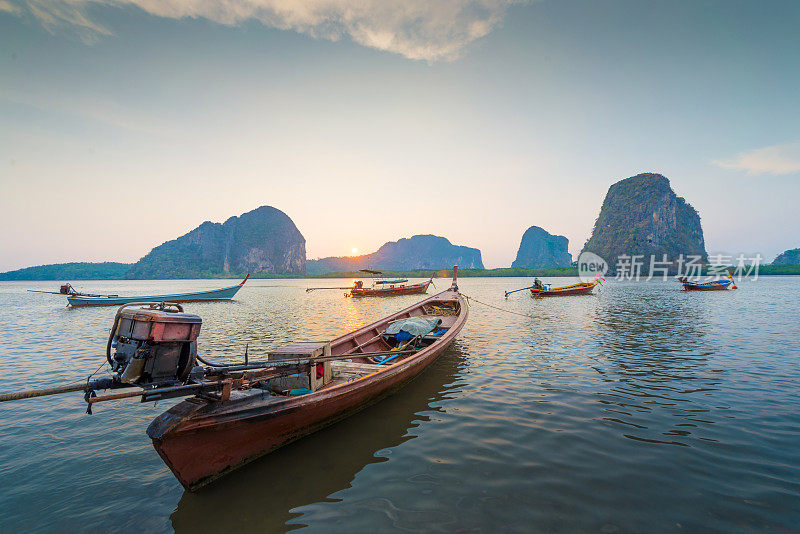 美丽的日落在热带海洋与长尾船在泰国南部