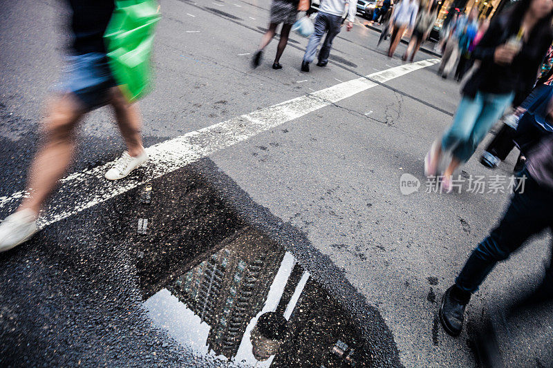 悉尼市中心，十字路口和塔楼倒影在水坑里