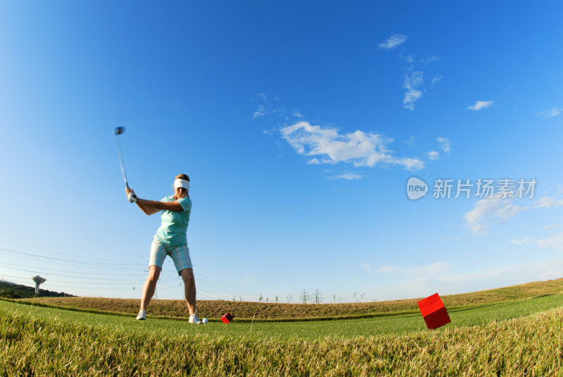 年轻女子打高尔夫球