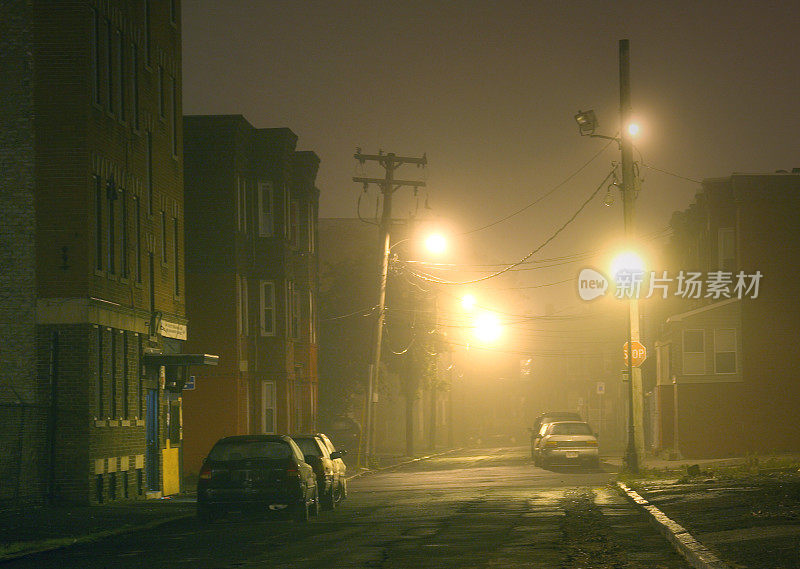 多雾的城市街道