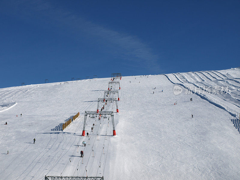 在阿尔卑斯山脉的冰川上滑雪胜地