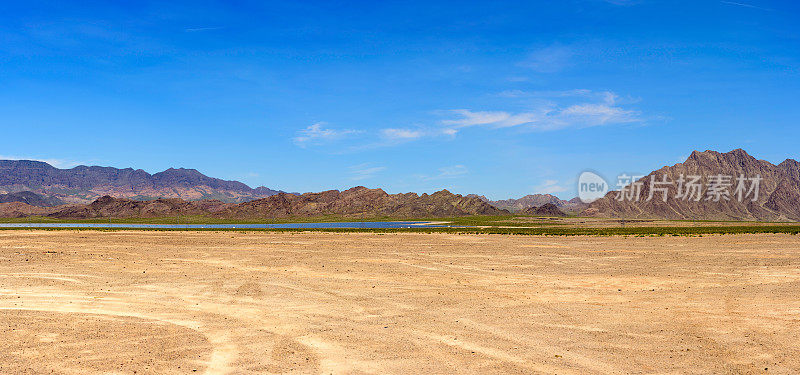 沙漠地区与太阳能电池板全景图