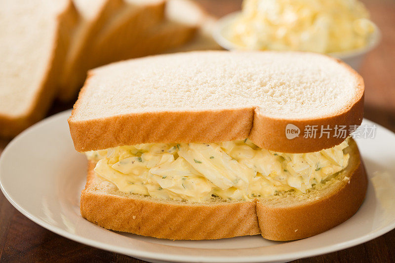 鸡蛋沙拉三明治配白面包