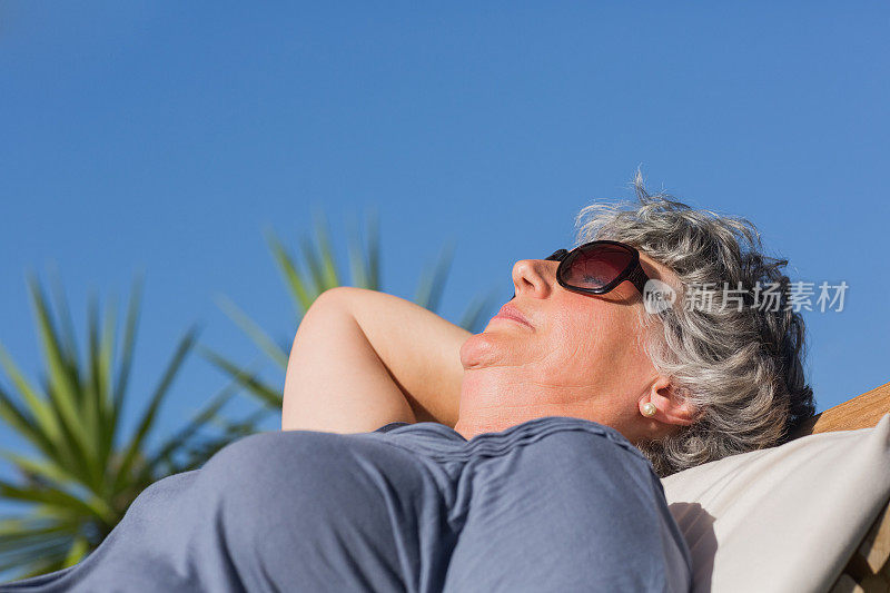 退休妇女在假日躺在户外