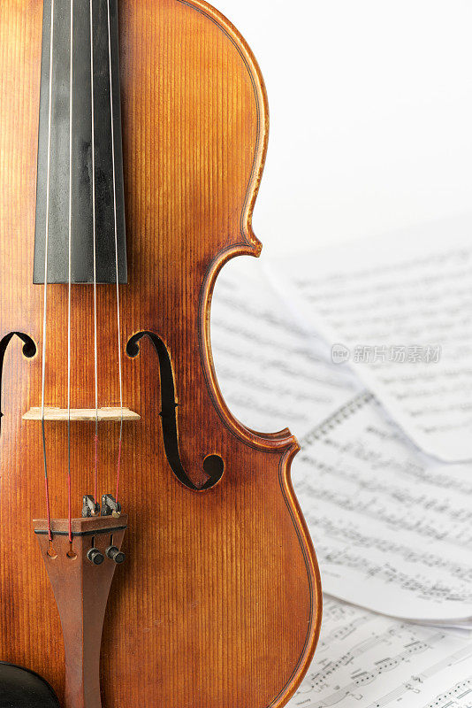 特写中提琴和弓在纸音乐论文背景