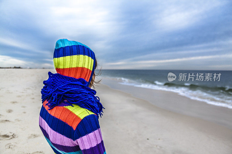 一名少女在琼斯海滩眺望大海