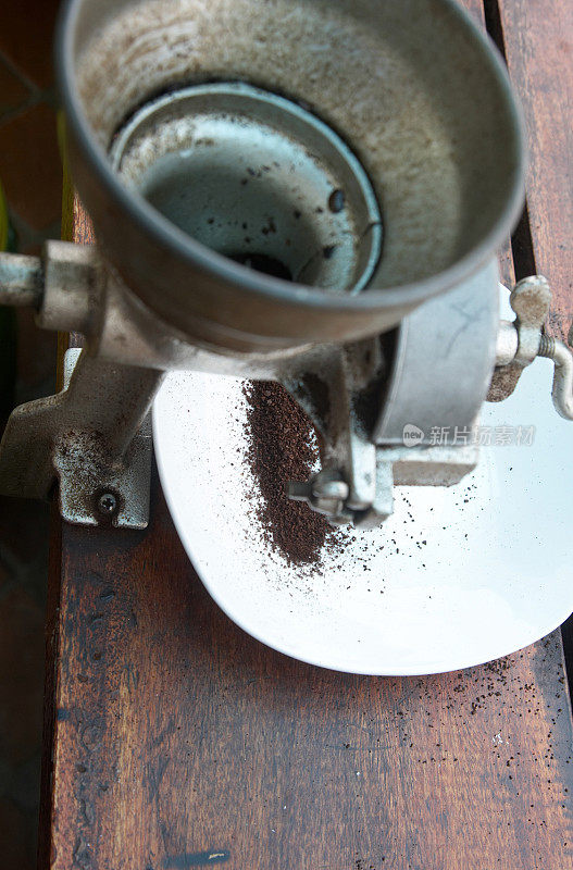 咖啡粉和咖啡研磨机