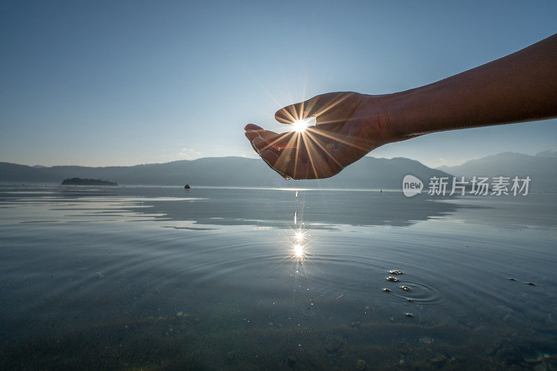 人们用手从湖中舀取淡水